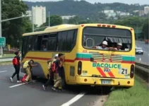 ônibus com estudantes