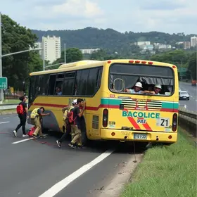 ônibus com estudantes