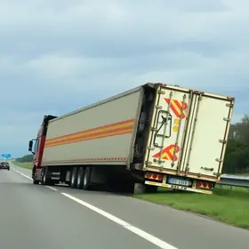 Carreta tomba e interdita a BR-040